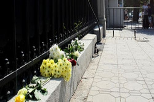 Българите са съпричастни с трагедията в Ница, затрупаха френското посолство с цветя (ВИДЕО)