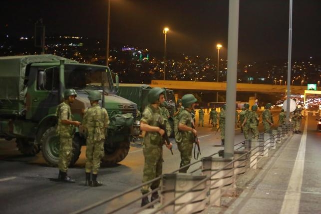 Извънредно в БЛИЦ! Губернаторът на Истанбул: Превратът се провали, започнаха арести на организаторите