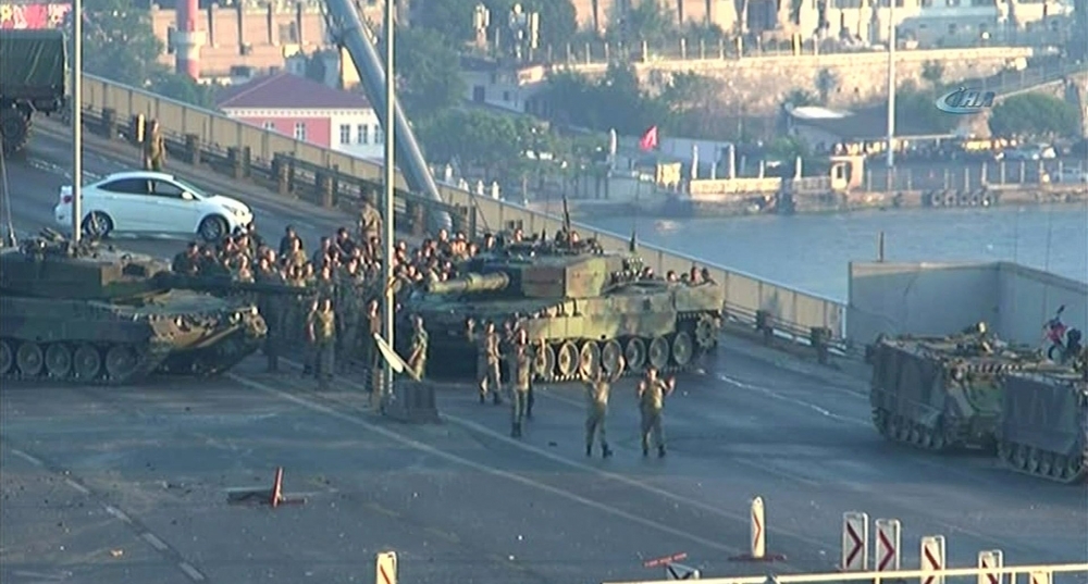 Войници са отвеждани от Босфорския мост с вдигнати ръце (ВИДЕО)