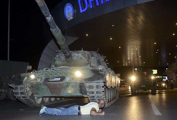 Вижте как мирни граждани с голи ръце атакуваха танкове в Турция (СНИМКИ/ВИДЕО)