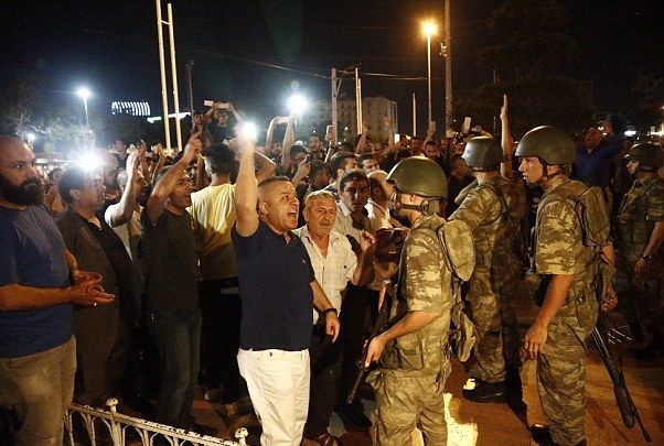 Вижте как мирни граждани с голи ръце атакуваха танкове в Турция (СНИМКИ/ВИДЕО)