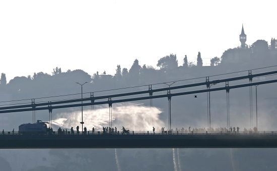 Първият мост над Босфора е частично отворен за движение 