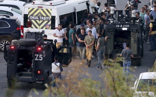 Вижте как арестуват превратаджиите в Турция (ВИДЕА)