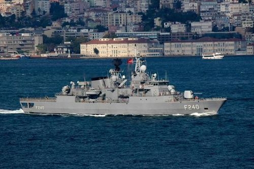 Ексклузивно! Превратаджиите превзеха фрегатата „Явуз” с командващия на ВМС на Турция на борда   