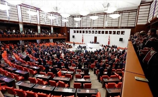 Започна извънредното заседание на турския парламент!