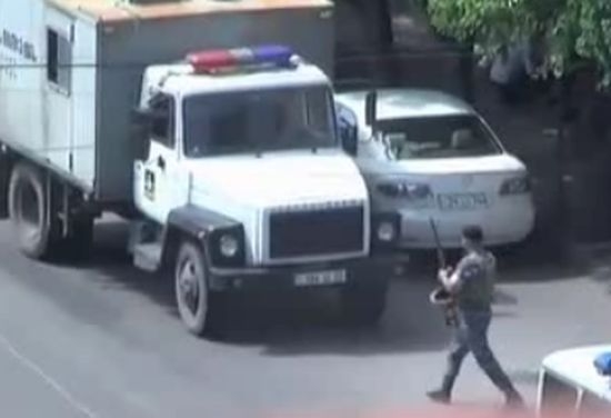 Първи кадри от превзетата сграда на полицията в Ереван (ВИДЕО)  