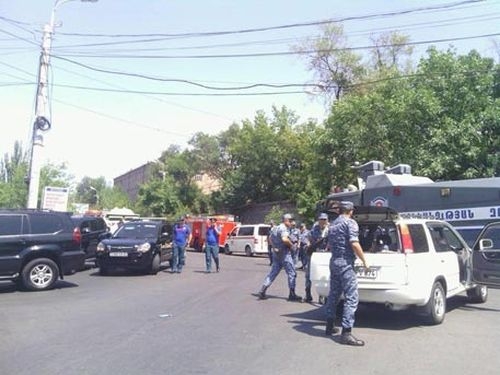 Екшън в Ереван! Спецчастите освободиха двама заложници (ВИДЕО)