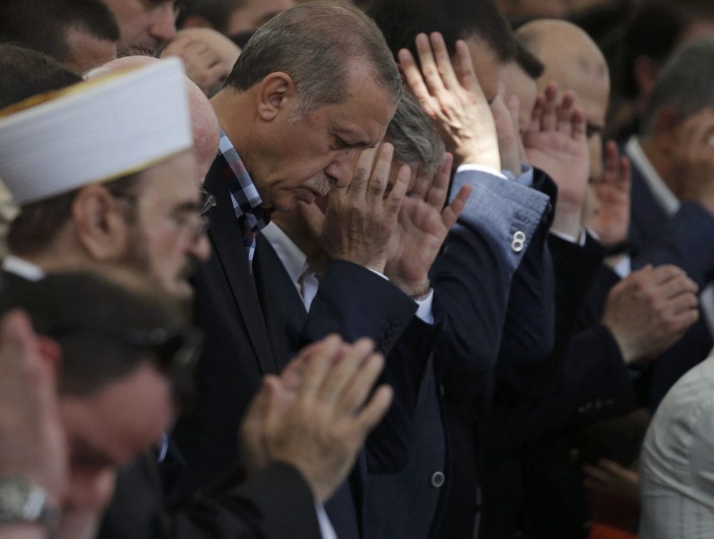 Ердоган избухна в сълзи на погребението на свой приятел и 16-годишния му син, убити в метежа (ВИДЕО)
