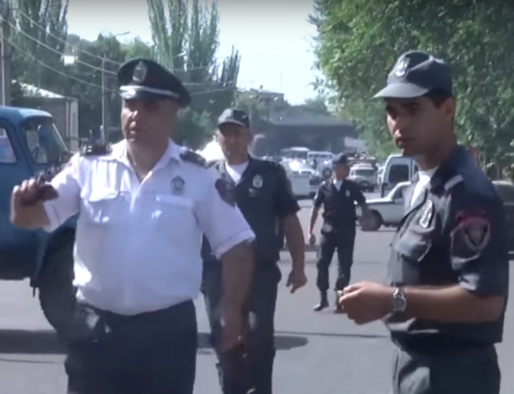 В Ереван заложническата криза продължава, преговорите зациклиха (ВИДЕО)