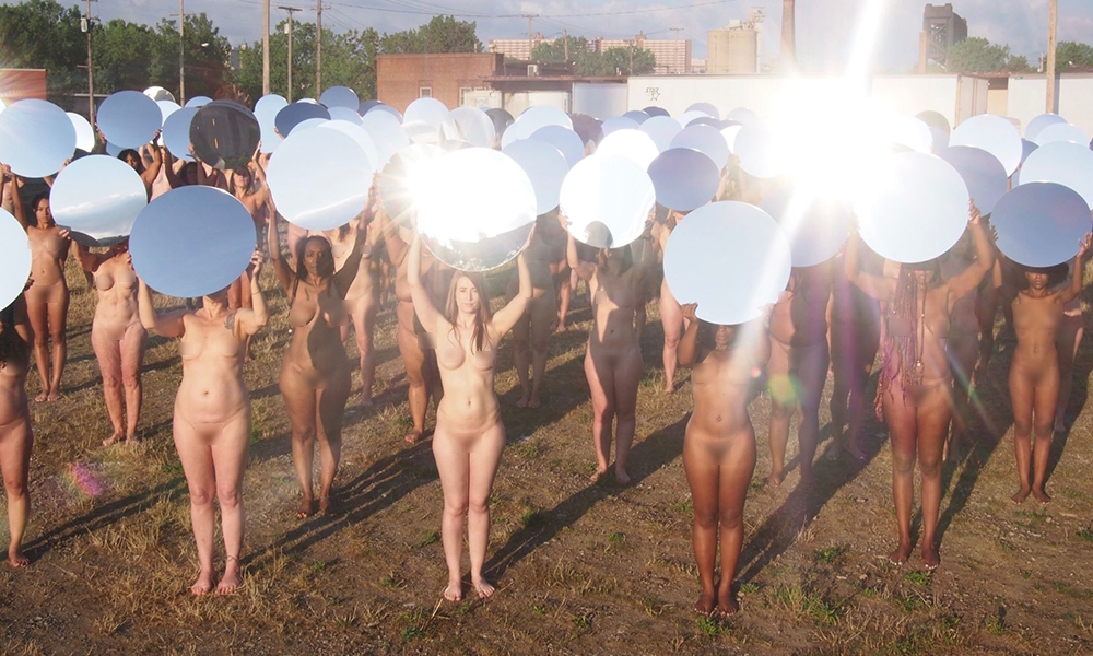 Първи СНИМКИ и ВИДЕО 18+ от пърформанса на 130 голи жени против Доналд Тръмп