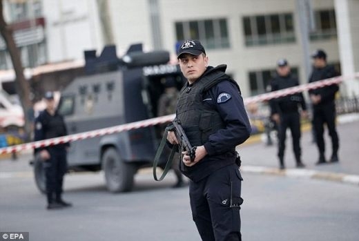 Военен стреля от кола по съд в Анкара, арестуват го, издирват съучастник 
