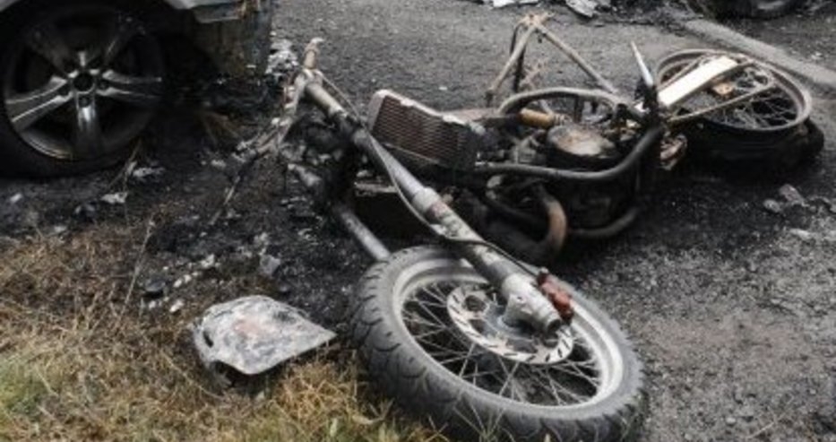 Труп на моторист лежи на земята след жестока катастрофа на пътя Бистрица-Железница