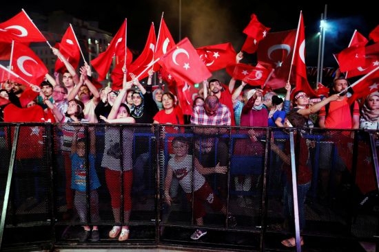 Закриха над 20 телевизии и радиостанции в Турция  