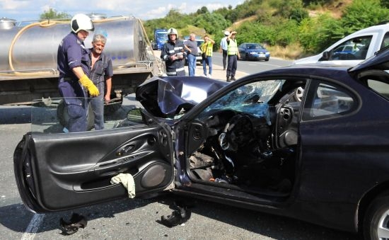 Жена пострада след удар между бус и кола край Ловеч