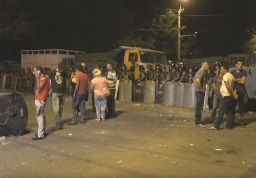 Майдан в Ереван: Сблъсък избухна между демонстранти и полиция (НА ЖИВО)