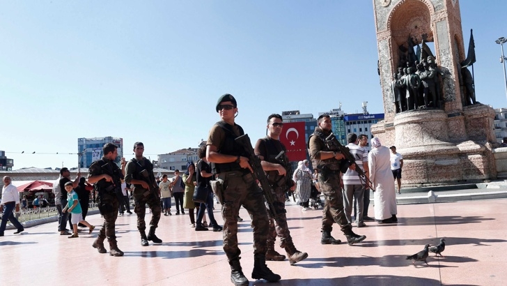 Акция в Истанбул! Турската полиция нахлу в 44 фирми и закопча 120 директори