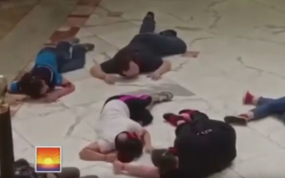 Първо в БЛИЦ: ВИДЕО от мола на ада в Мюнхен! Окървавени хора лежат по пода, навсякъде е паника (21+), гледайте НА ЖИВО