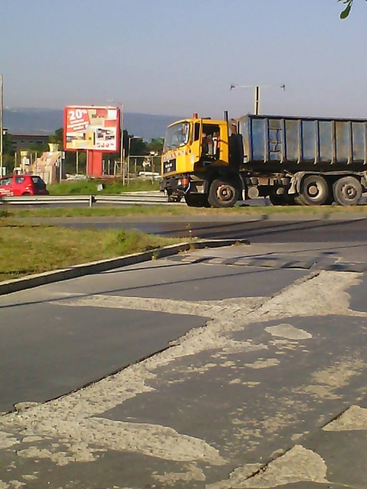 Инцидент във Варна: Камион изгуби контрол и ... (СНИМКИ)