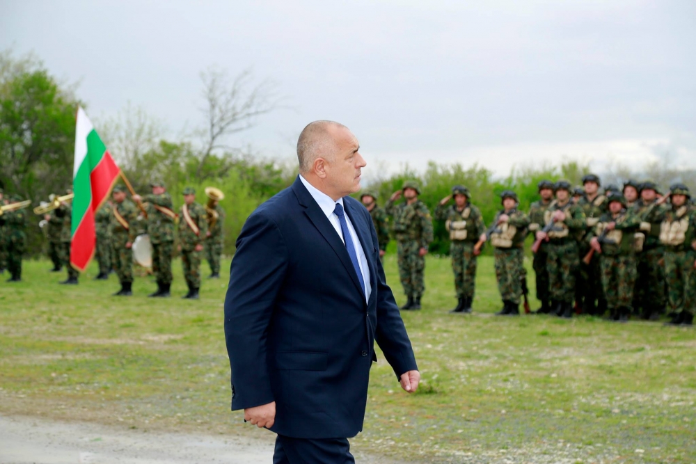 Борисов привика военни на браздата