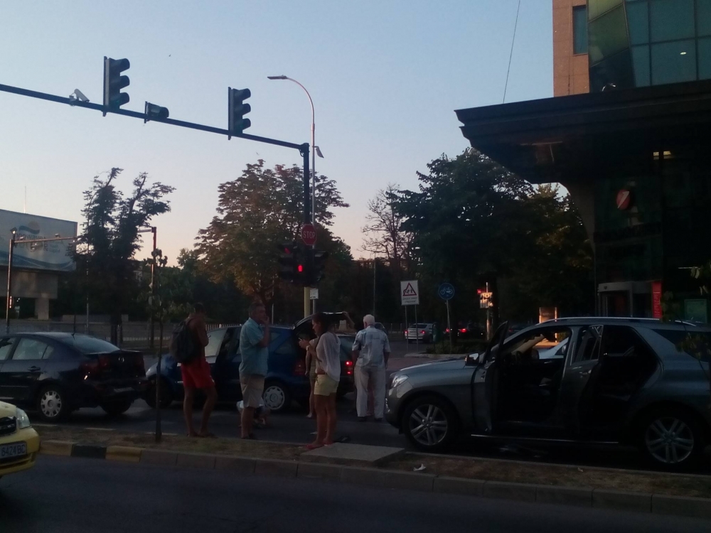 Верижна катастрофа стана във Варна (СНИМКИ)