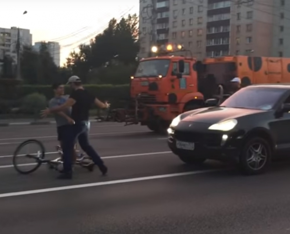 Екшън в Москва! Мутри "превъзпитават" велосипедист, натрисат се обаче на гардовете на баровец (ВИДЕО)