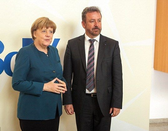 Илюминати ли са Тереза Мей и Ангела Меркел? (СНИМКИ/ВИДЕО)