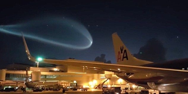 Нападение от Космоса: НЛО доведе до паника работници на летище (СНИМКИ/ВИДЕО)   