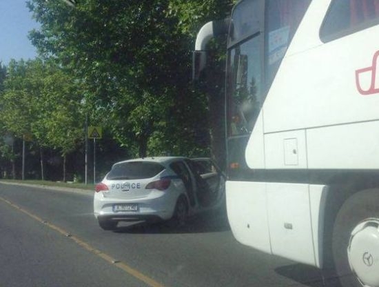 Извънредно! Полиция блокира и нахлу в сръбски автобус в Слънчев бряг 