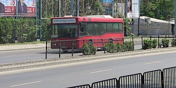 Първо в БЛИЦ! Рейс на градски транспорт се заби в мантинела в Пловдив