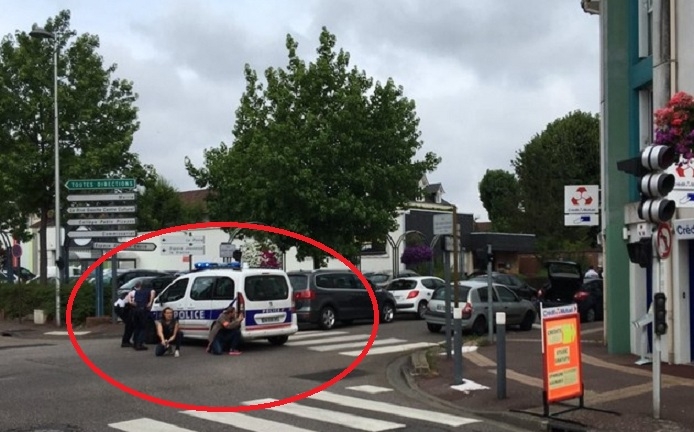 НА ЖИВО В БЛИЦ! Мълниеносно: Полицията безпощадно ликвидира престъпниците, взели заложници в църква във Франция (СНИМКИ)
