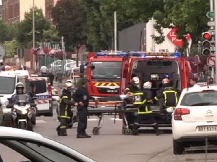 Мистерия обви касапницата във Франция: Още броят труповете, май свещеникът е поразен от полицейски куршум