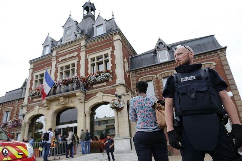 Френски прокурор изясни още подробности за кървавото нападение над църквата в Нормандия
