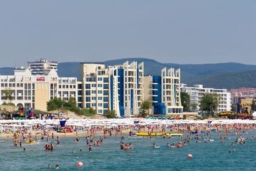 Нещо става по морето: Българи купуват седмично имоти колкото за цял квартал 