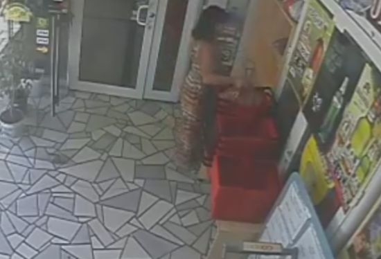 Карлово настръхна: Майка и дъщеря крадат от магазин и от чантите на клиентите без да им пука (ВИДЕО)