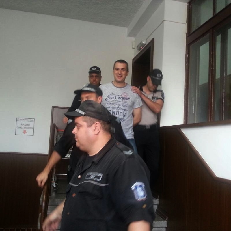 Пловдивският полицай, обвинен в убийството на родителите си, ги погреба с белезници и плака над общия им гроб 