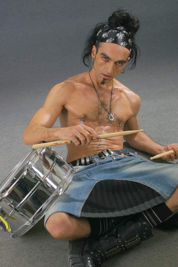 Мегаскандал в "ШОУ"! Бившият барабанист на „Сленг“ изнудвал с голи снимки гаджетата си