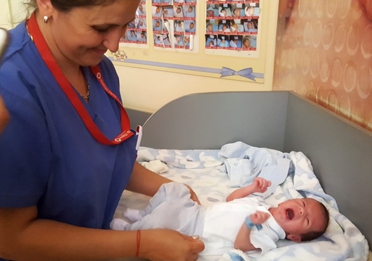 Добра новина! Лекари в Бургас спасиха бебенце, развило тежки усложнения след раждането 