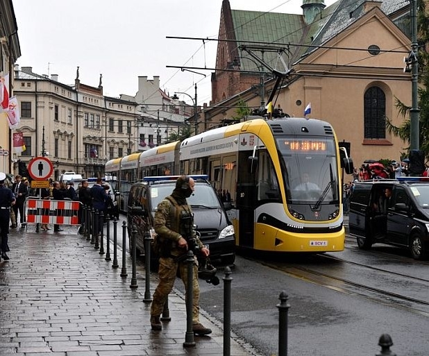 Папа Франциск се повози на трамвай в Краков (СНИМКИ)