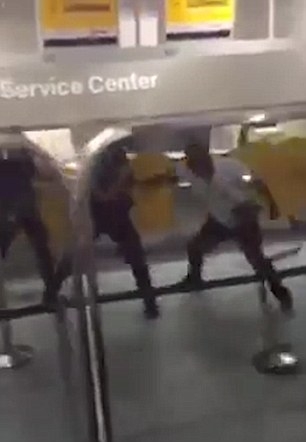 Шокиращо видео: Англичанин беснее на летището във Франкфурт