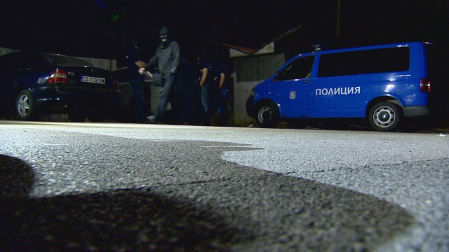Извънредно: Полицаи задържани в среднощна акция в Сливница (СНИМКИ)