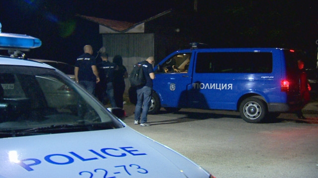 От последните минути: Единият от задържаните край Сливница полицаи пипнат с белязани пари