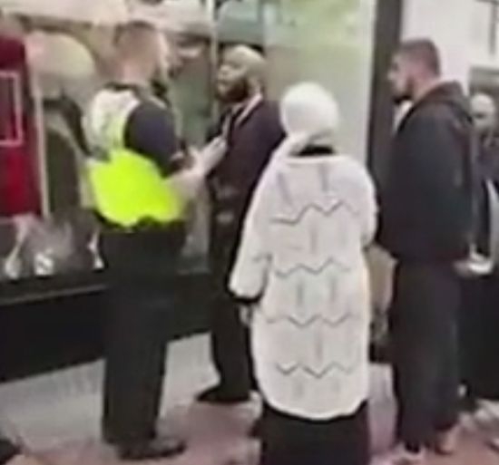 Имам към британски полицай: Ти си расист! Аллах акбар! (ВИДЕО)