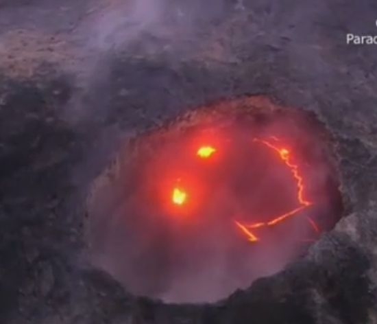 Феномен! Водопад от лава се изля в океана на хавайски остров (ВИДЕО)