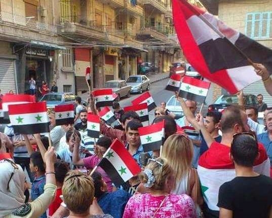 Хиляди сирийци излязоха по улиците на Алепо, за да празнуват свободата си (СНИМКИ/ВИДЕО)  