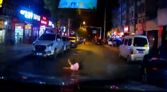 Чудо! Китайче оцеля след силен удар от кола (ВИДЕО)