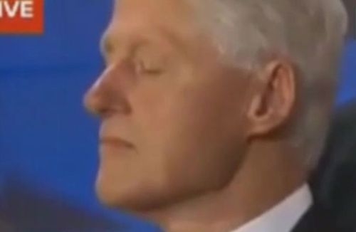 Тръмп показа как сладко спи Бил Клинтън на конгреса на демократите (ВИДЕО)   