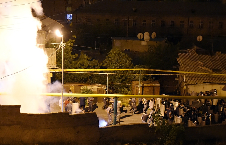 Напрежението ескалира! Снайперист уби полицай в Ереван (ВИДЕО)