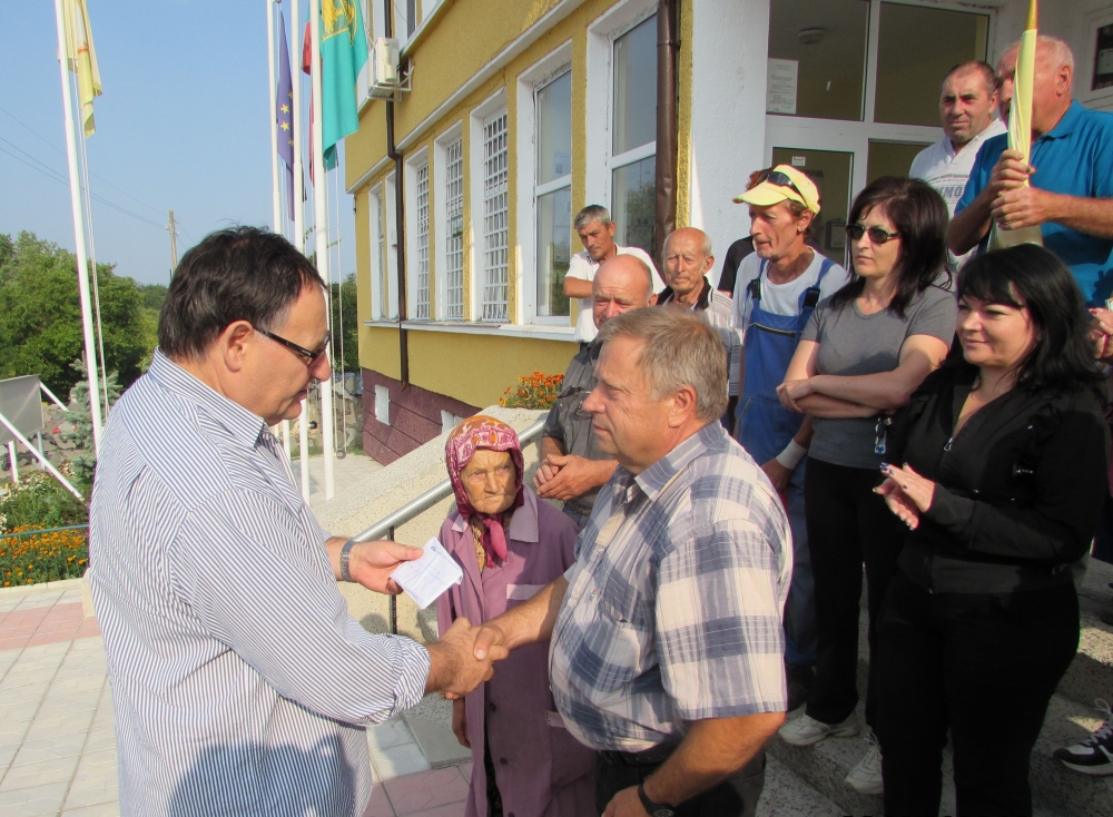 Депутатите от ГЕРБ дариха средства за джамията в село Върбяне