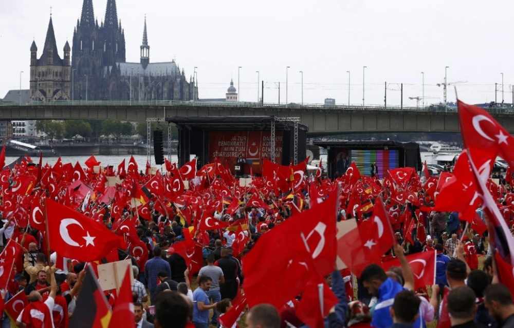Десетки хиляди участваха в демонстрация в Кьолн в подкрепа на Ердоган (СНИМКИ)
