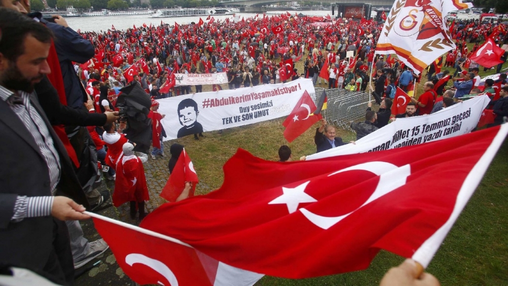 Десетки хиляди участваха в демонстрация в Кьолн в подкрепа на Ердоган (СНИМКИ)